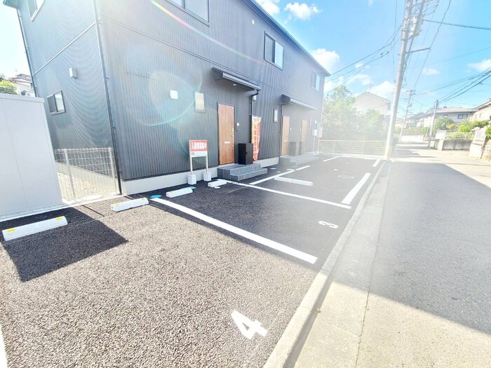 物件外観写真3　(駐車場)