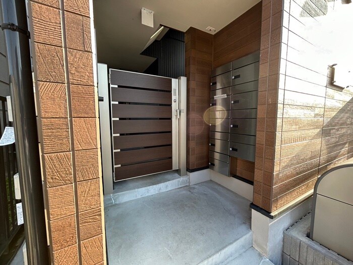 物件外観写真3　(エントランス部分)