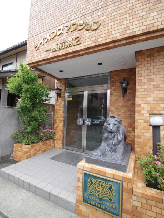 物件外観写真2　(エントランス部分)