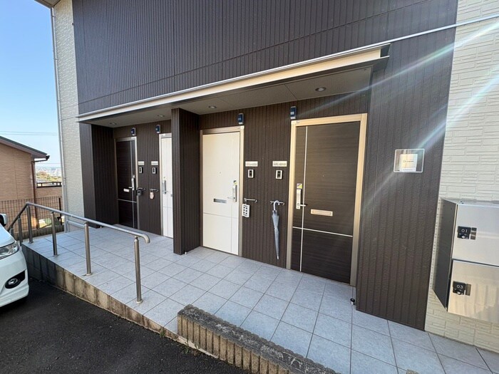 物件外観写真3　(エントランス部分)