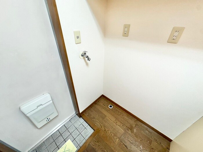 物件内観写真12　(洗濯機置場)