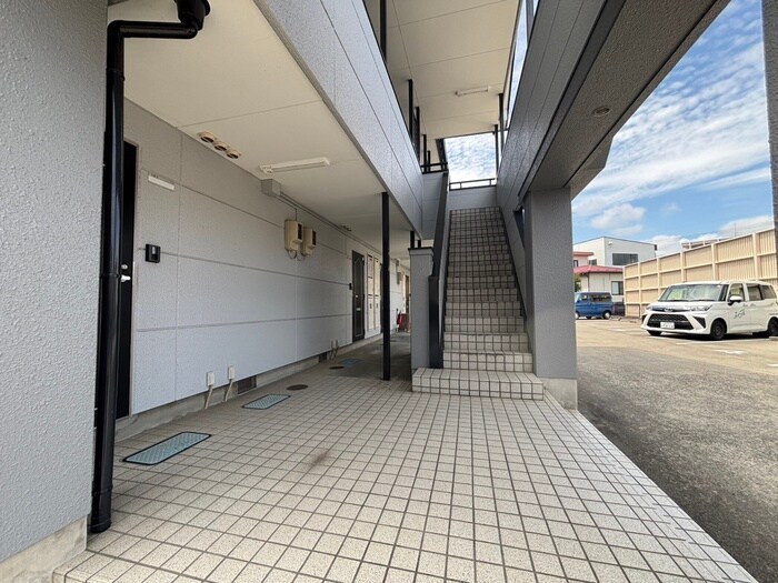 物件外観写真4　(エントランス部分)