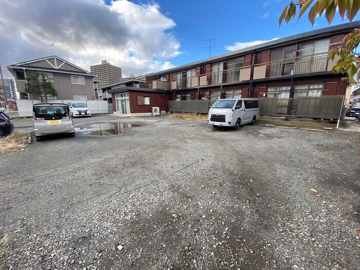 物件外観写真4　(駐車場)