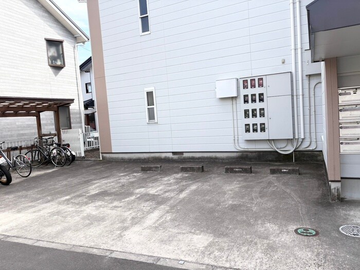 物件外観写真4　(駐車場)