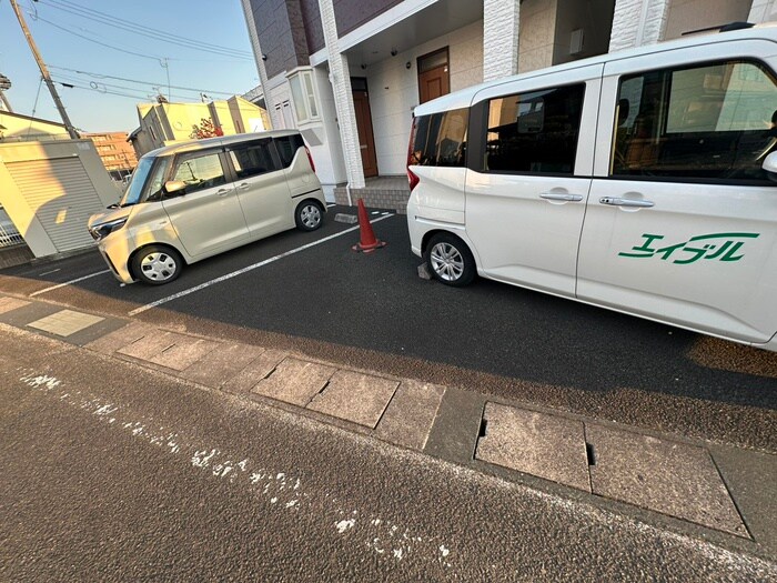 物件外観写真5　(駐車場)
