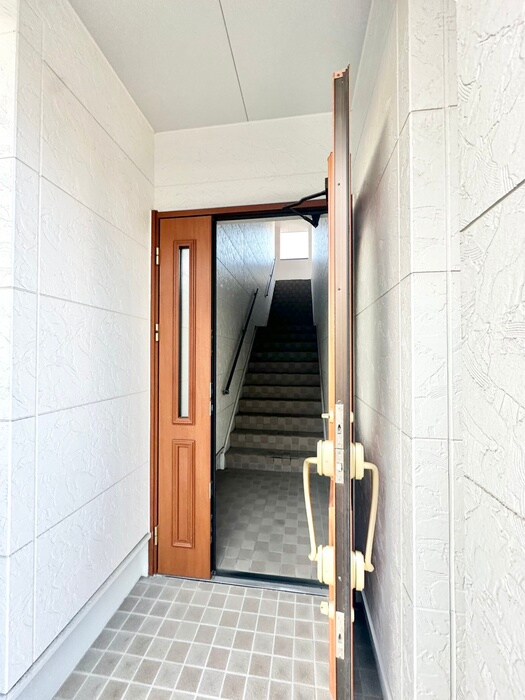 物件外観写真6　(エントランス部分)