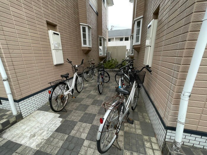 物件外観写真4　(駐輪場)