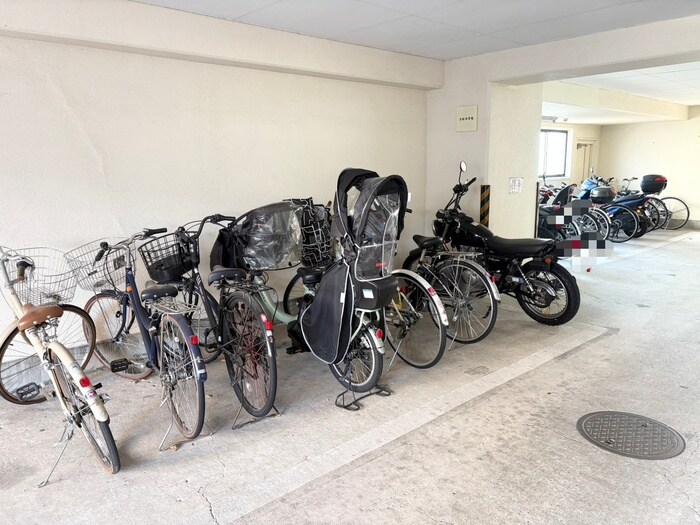 物件外観写真4　(駐輪場)