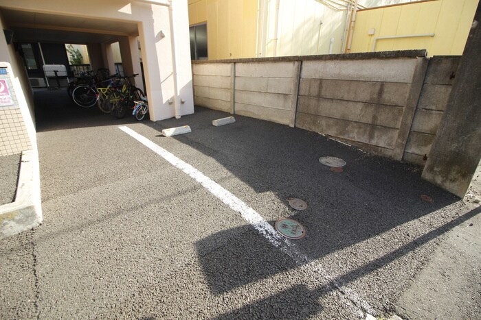 物件外観写真2　(駐車場)