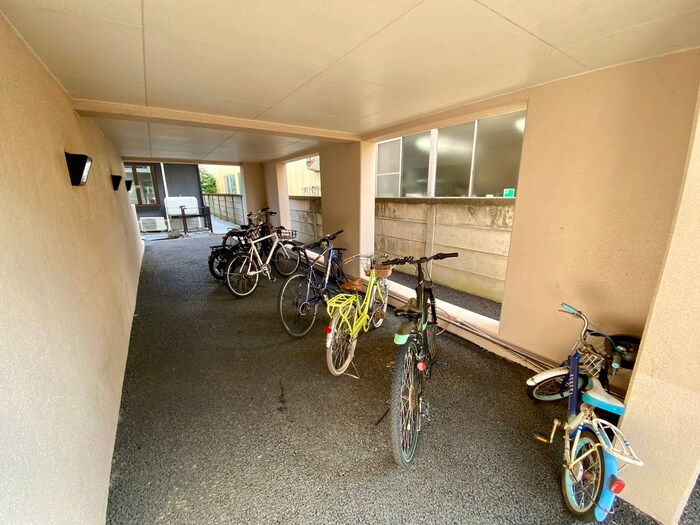 物件外観写真3　(駐輪場)