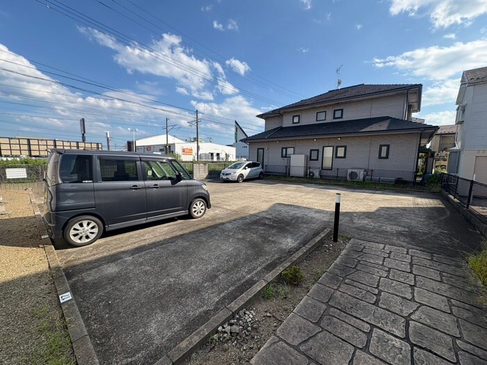物件外観写真3　(駐車場)