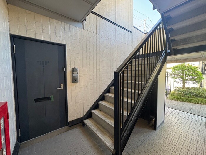 物件外観写真4　(エントランス部分)