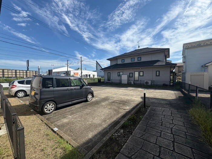 物件外観写真3　(駐車場)