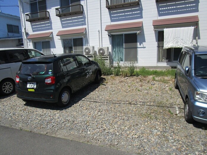 物件外観写真4　(駐車場)