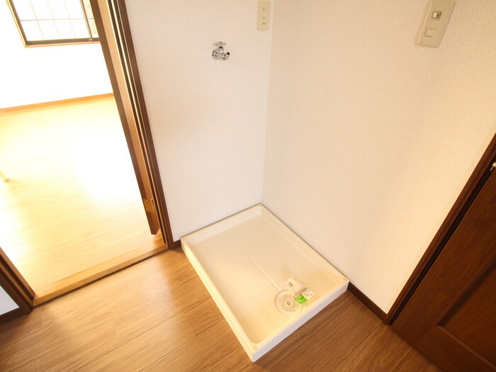 物件内観写真16　(洗濯機置場)