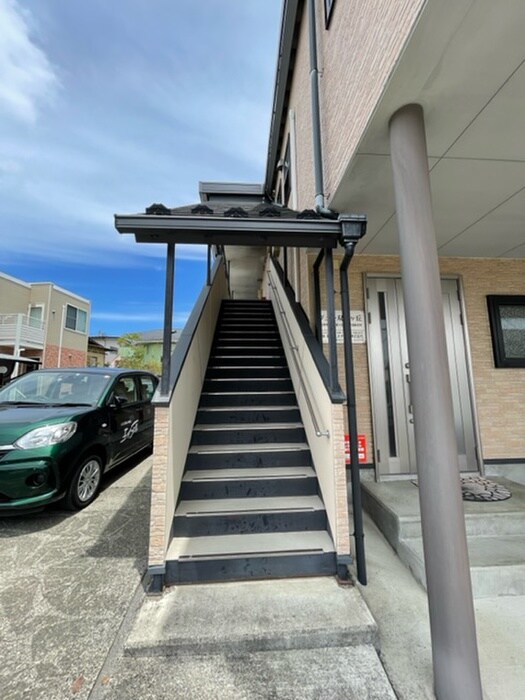 物件外観写真2　(エントランス部分)