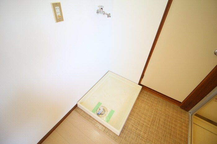 物件内観写真16　(洗濯機置場)