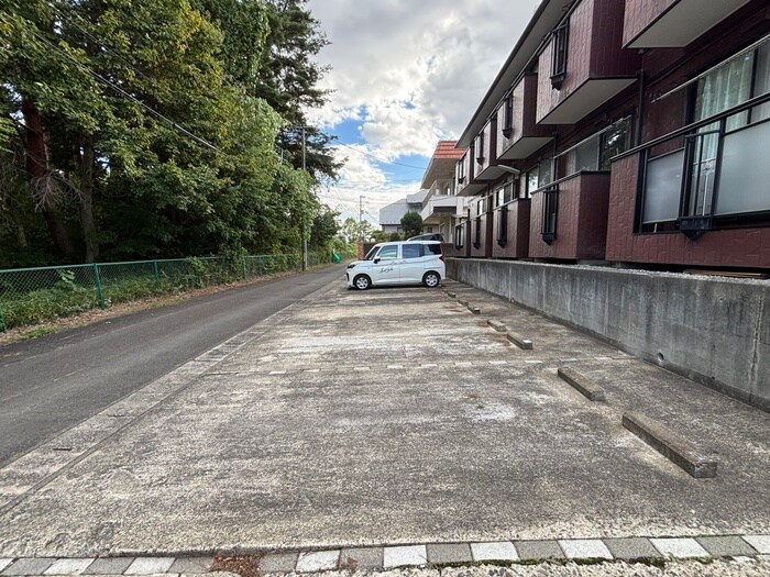 物件外観写真3　(駐車場)