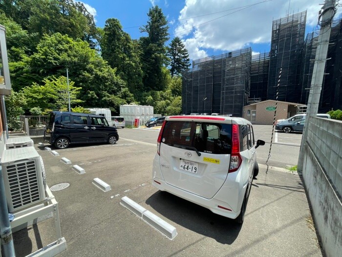 物件外観写真4　(駐車場)