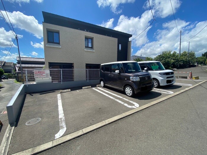 物件外観写真3　(駐車場)