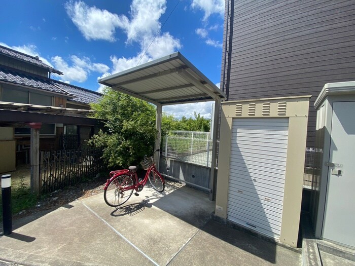 物件外観写真4　(駐輪場)