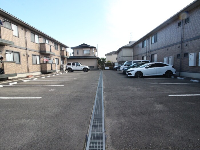 物件外観写真4　(駐車場)