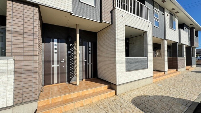 物件外観写真3　(エントランス部分)