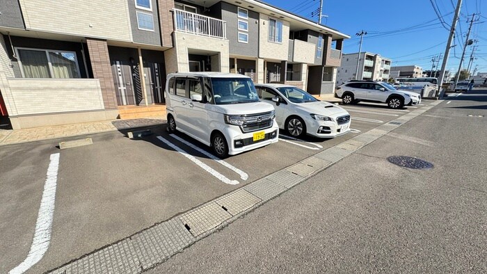 物件外観写真4　(駐車場)