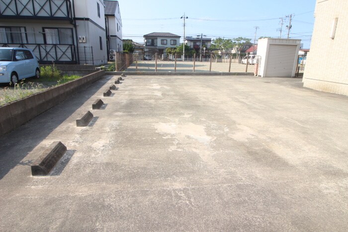 物件外観写真2　(駐車場)