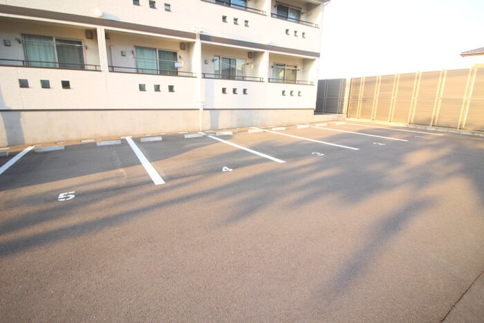 物件外観写真5　(駐車場)