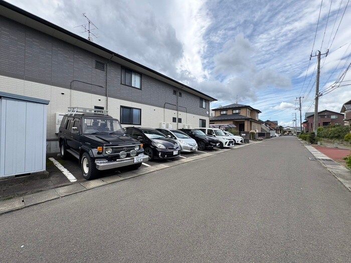 物件外観写真2　(駐車場)