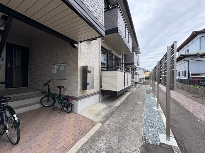 物件外観写真3　(エントランス部分)