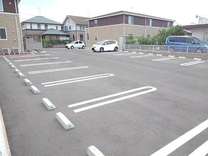物件外観写真3　(駐車場)