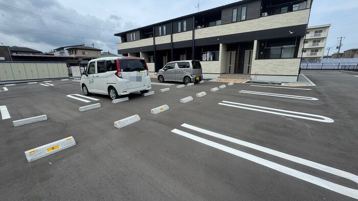 物件外観写真2　(駐車場)