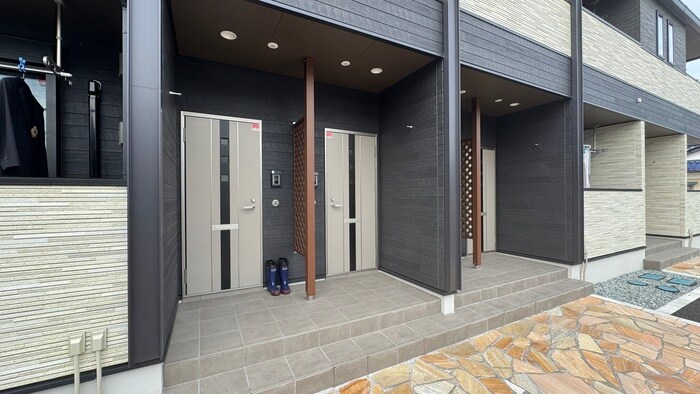 物件外観写真4　(エントランス部分)