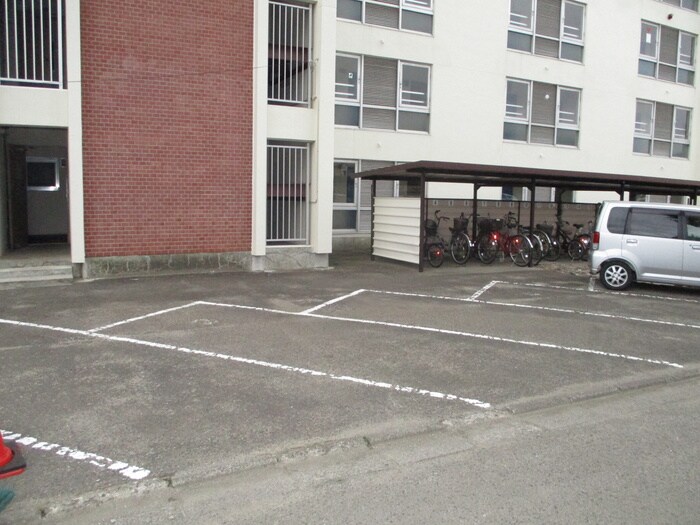 物件外観写真4　(駐車場)