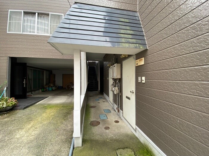 物件外観写真3　(エントランス部分)