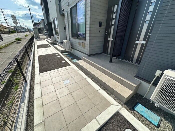 物件外観写真3　(エントランス部分)