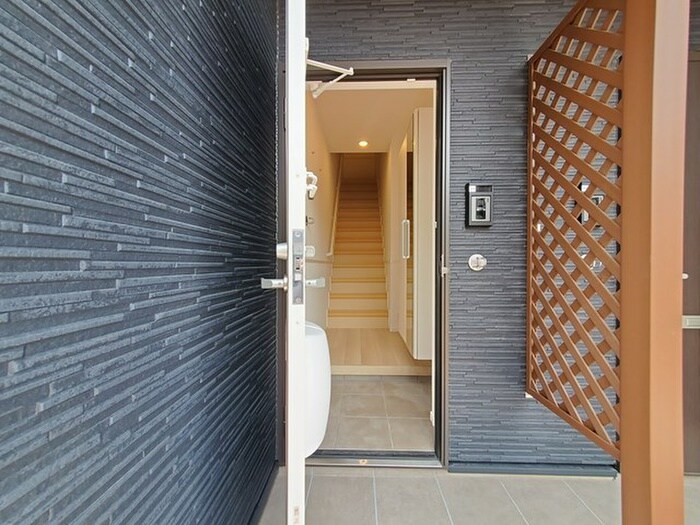 物件内観写真11　(玄関)