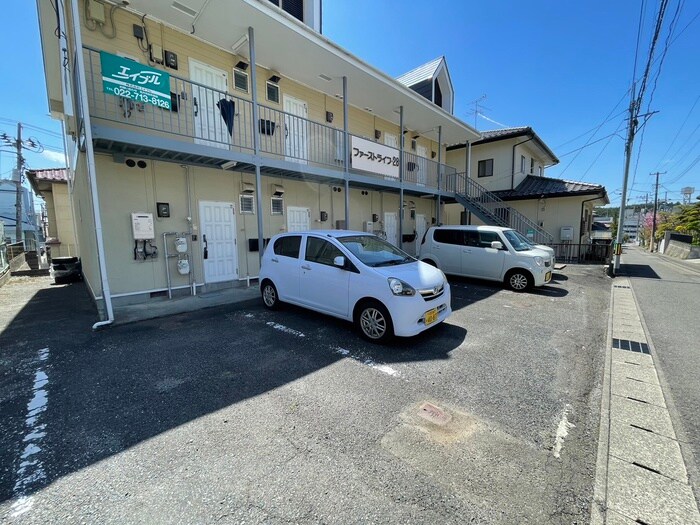 物件外観写真3　(駐車場)