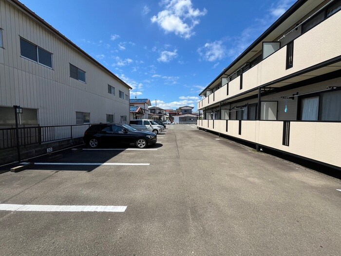物件外観写真5　(駐車場)