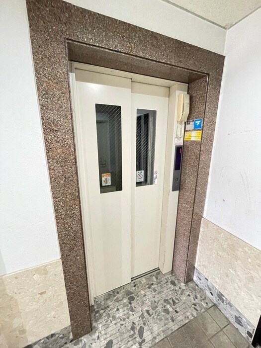 物件外観写真4　(エントランス部分)