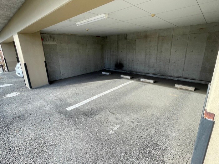 物件外観写真5　(駐車場)