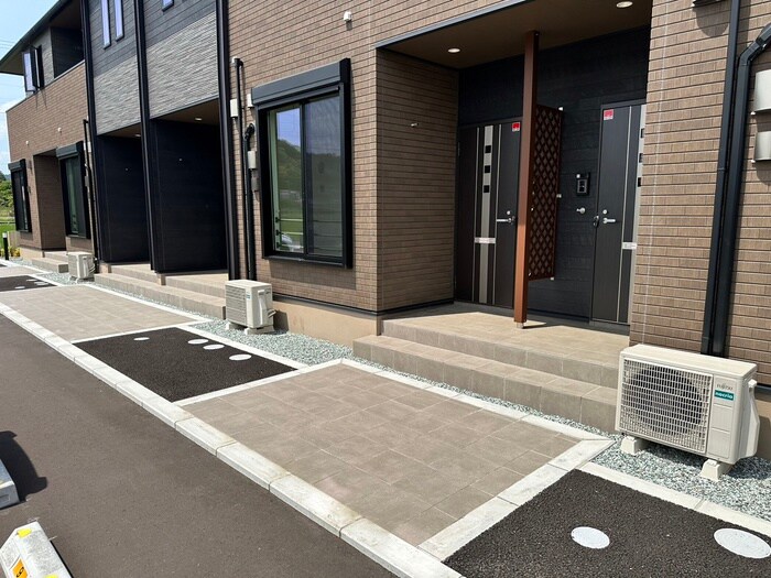 物件外観写真2　(エントランス部分)