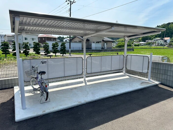 物件外観写真4　(駐輪場)