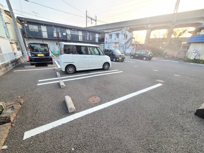 物件外観写真2　(駐車場)