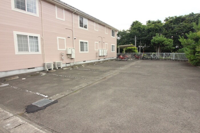 物件外観写真3　(駐車場)