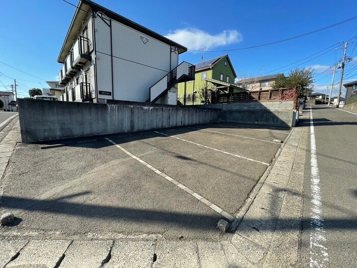 物件外観写真5　(駐車場)