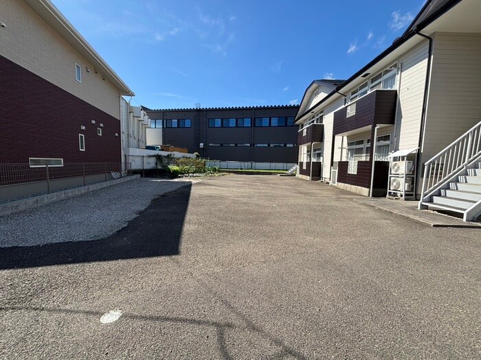 物件外観写真2　(駐車場)