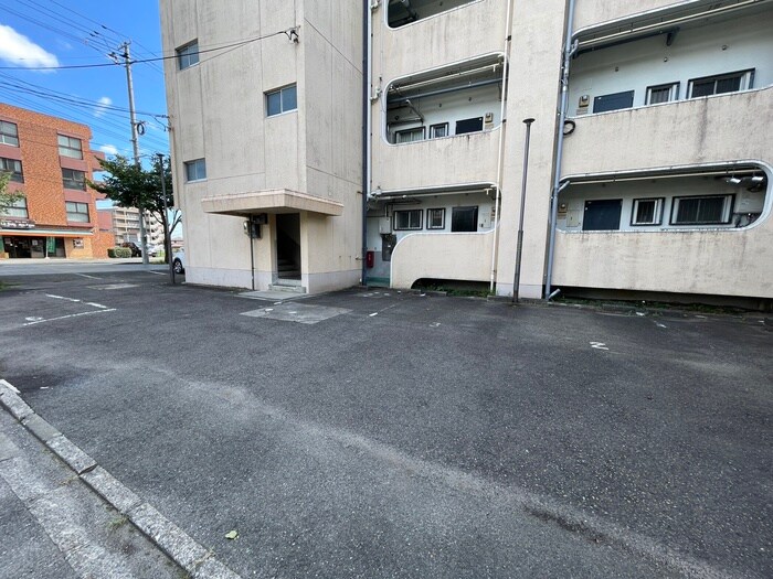 物件外観写真4　(駐車場)